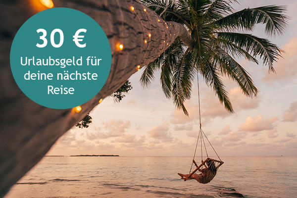 Frau sitzt gemütlich auf einer Schaukel, die an einer quer über das Meer ragenden Palme befestigt ist. Runder Störer mit dem Text: 30 € Urlaubsgeld für 
            deine nächste Reise.